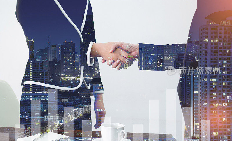 业务握手。两个商人在办公室里握手。与成功的商人握手。握手协议概念。灯光色彩效果双重曝光。