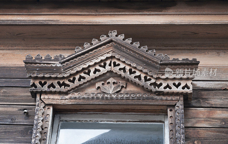 俄罗斯老木屋窗户的碎片
