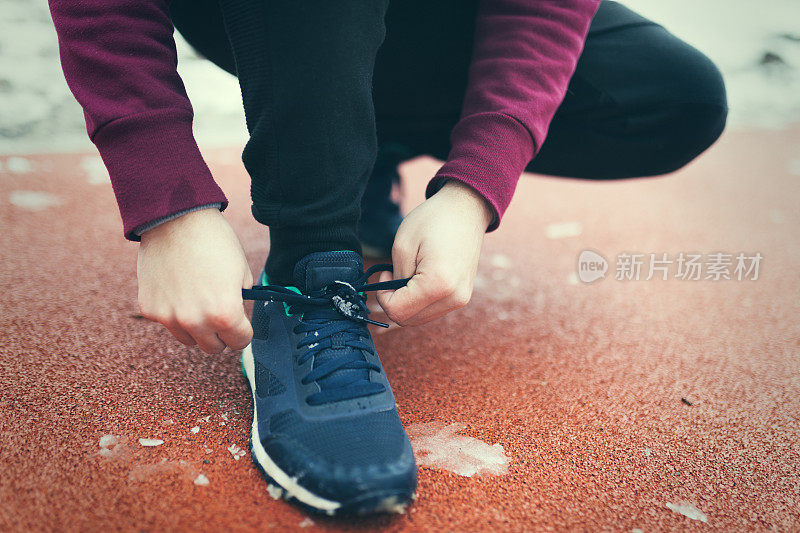 冬季慢跑-冬季在雪中跑步。健康的生活方式。