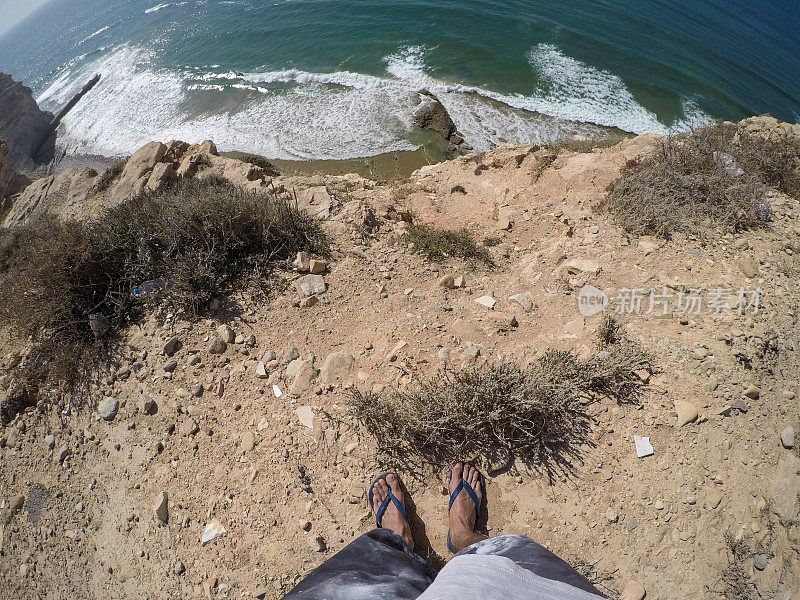 人站在悬崖的边缘，上面的海-个人视角