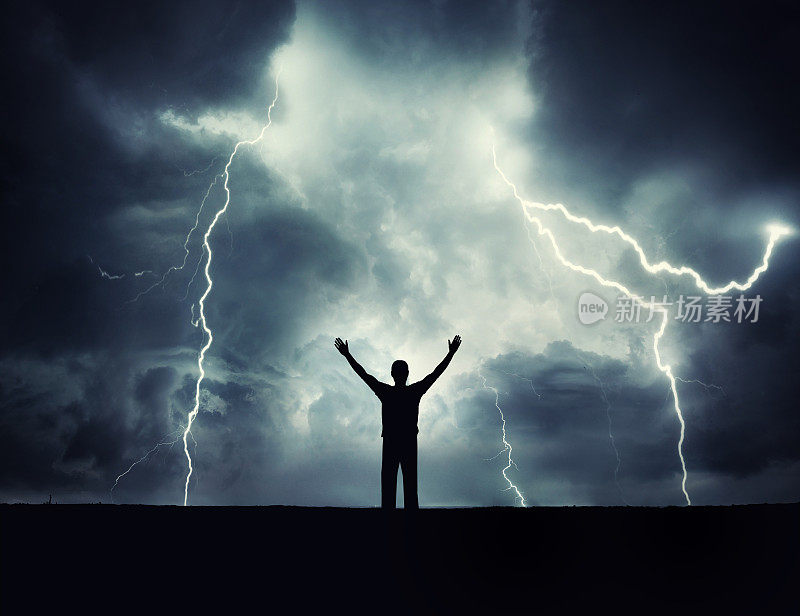 一个男人在暴风雨的背景上剪影。