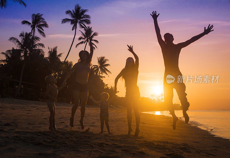 朋友们在夕阳的海滩上跳舞