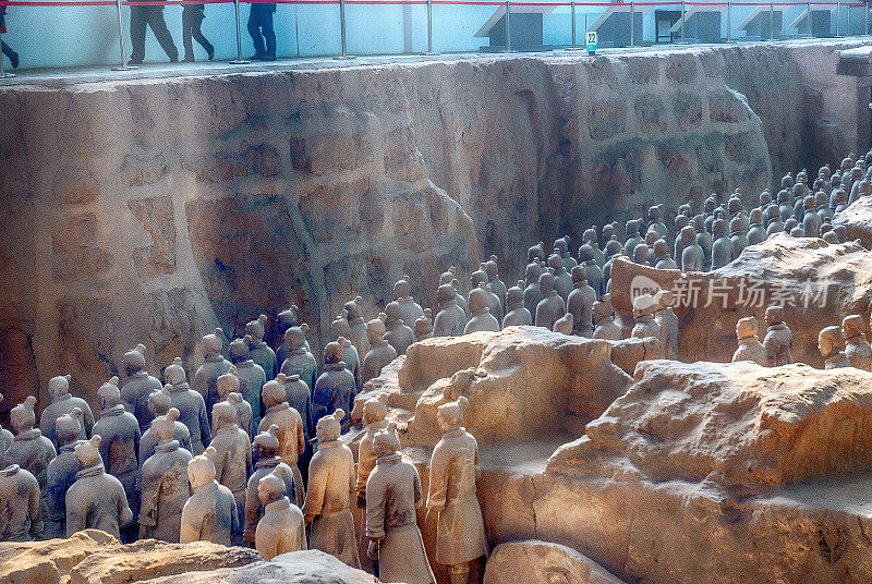 中国陕西西安——2007年10月23日:中国第一个皇帝秦始皇陵内著名的兵马俑。
