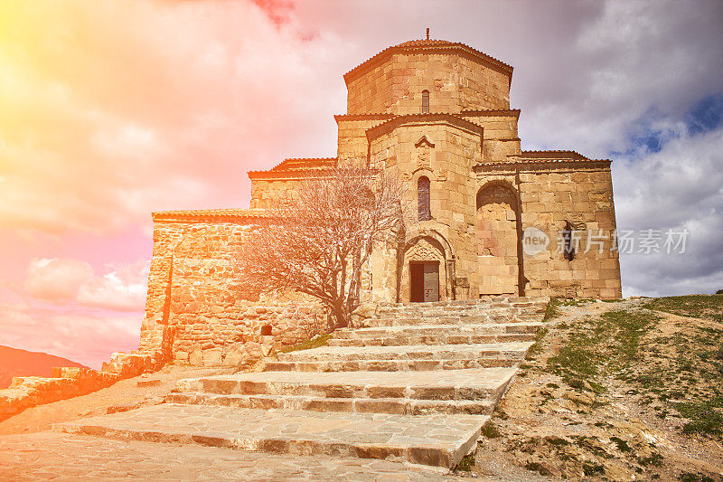 格鲁吉亚第比利斯的教堂。太阳耀斑