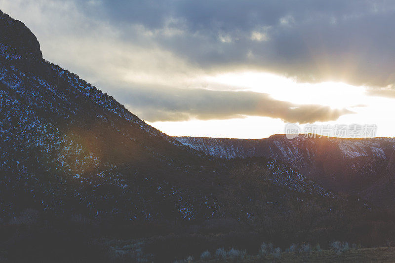 科罗拉多西部晚冬天空山脉和地平线上的云在日落