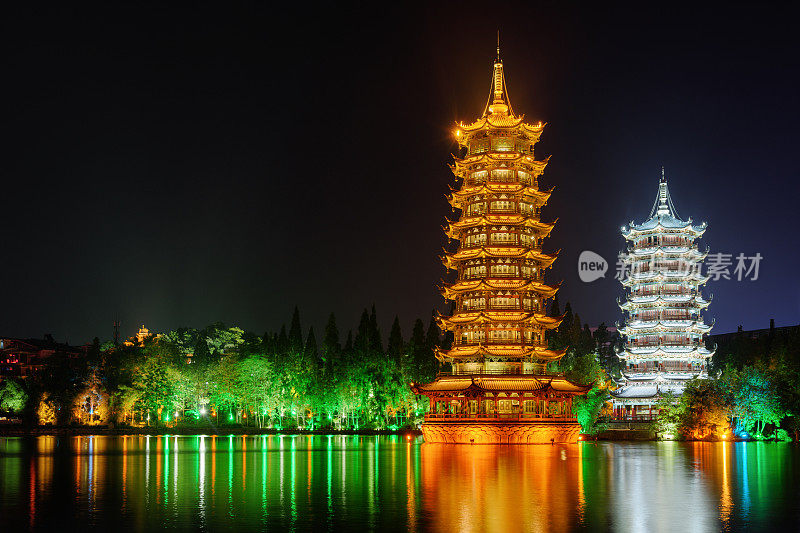 晚上的日月双塔。桂林,中国