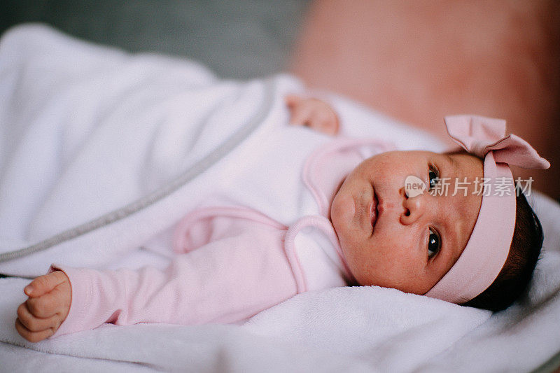 可爱可爱的新生女婴肖像
