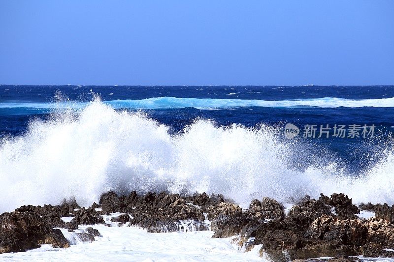 波涛汹涌的海面