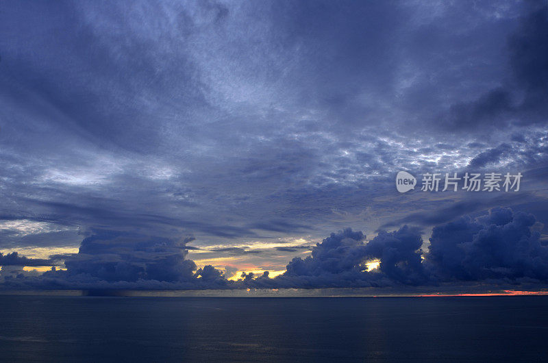 日出时大西洋上空的雷雨