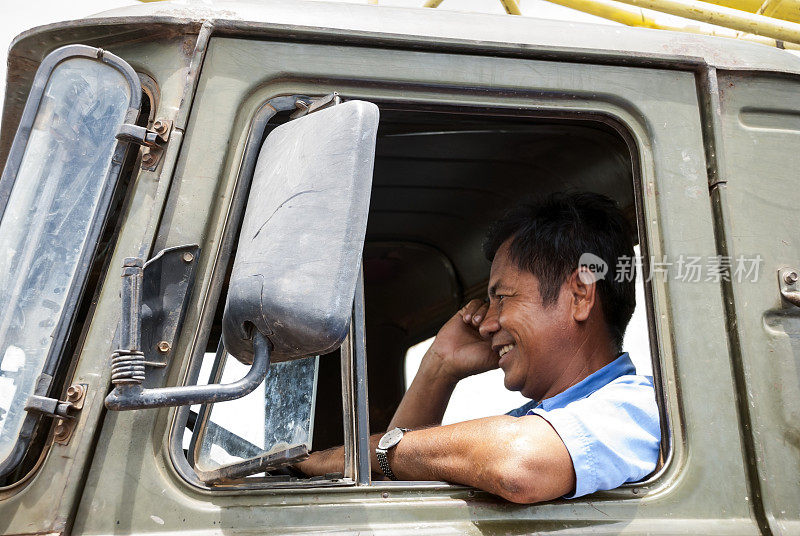 一名柬埔寨男子正在用手机通话