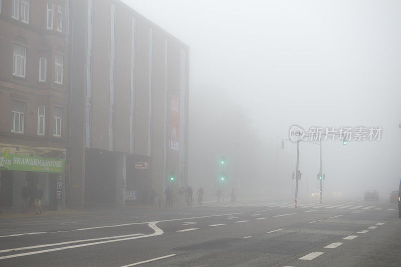 九月的一个大雾清晨，欧登塞的街道