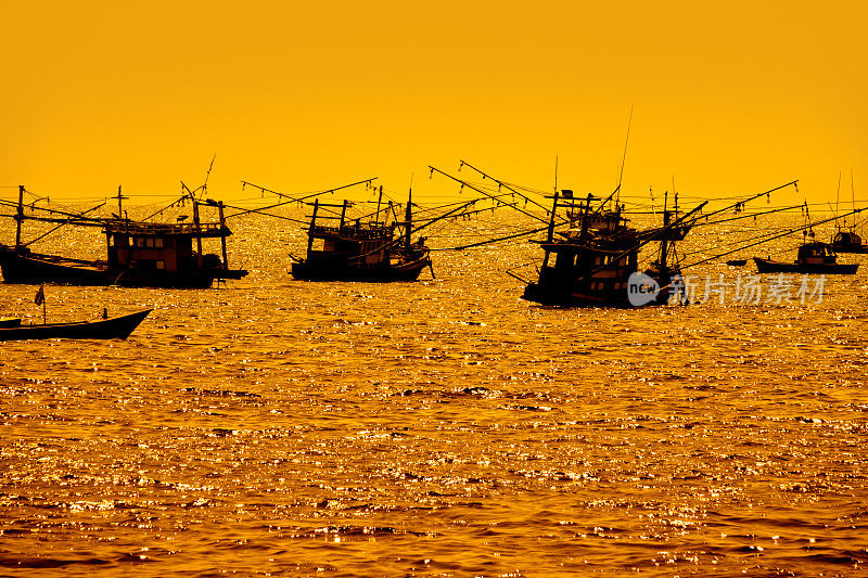 泰国湾海上的传统渔船