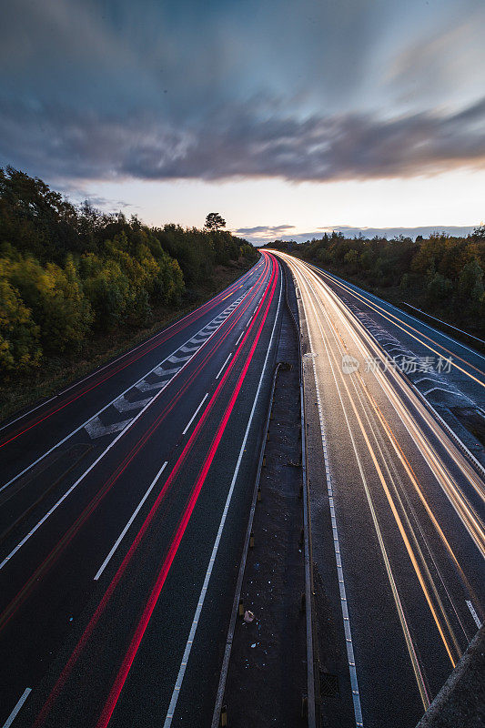 英国高速公路上的大灯和尾灯