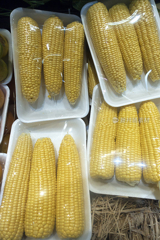 塑料包装的新鲜有机玉米