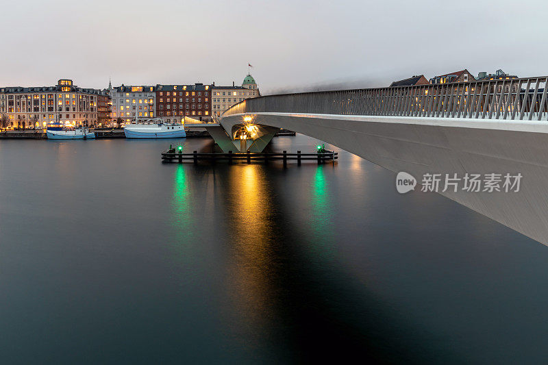 丹麦，哥本哈根，尼哈芬，因德哈恩斯布罗恩桥的黄昏