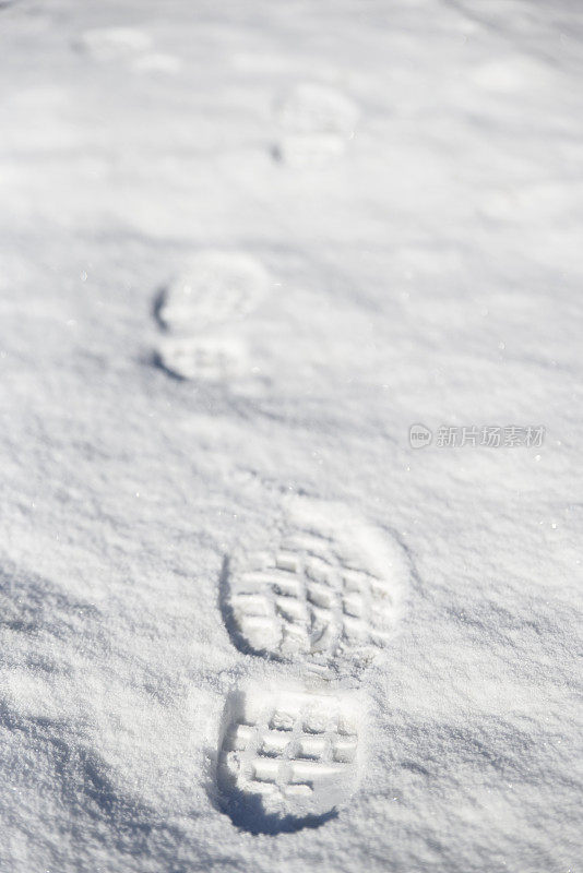 雪地里的脚印