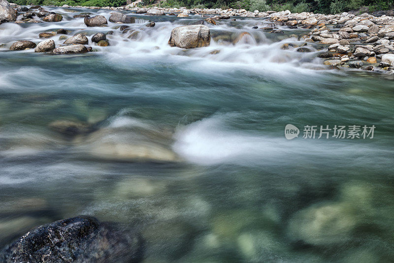 长曝光摄影从流动的河水在瑞士