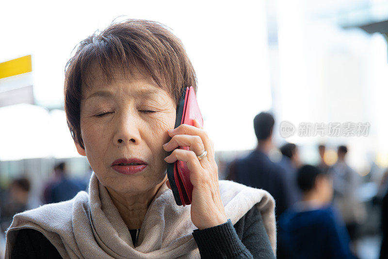 日本年长商务女性使用手机