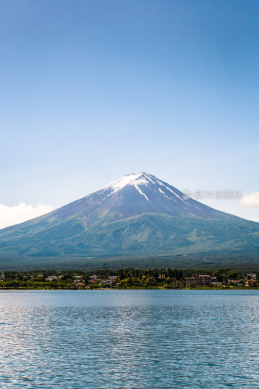 日本富士山火山在夏日与蓝天