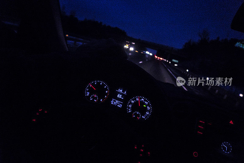 夜晚时间冬季高速公路旅行数字仪表盘