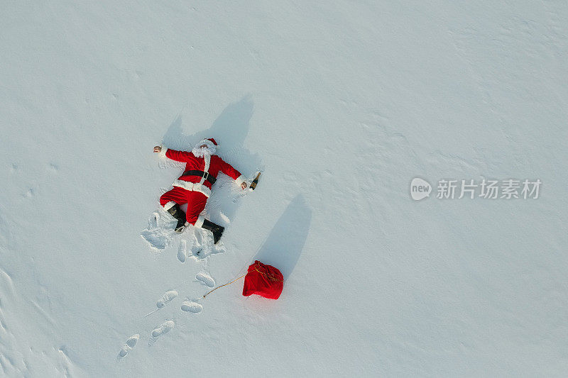 喝醉了的圣诞老人躺在雪地上