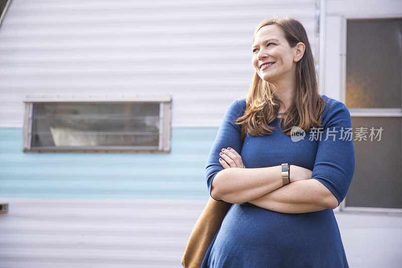 大自然中的女人和她的拖车