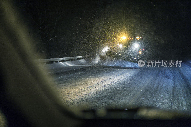 临近扫雪车，冬季暴风雪肆虐