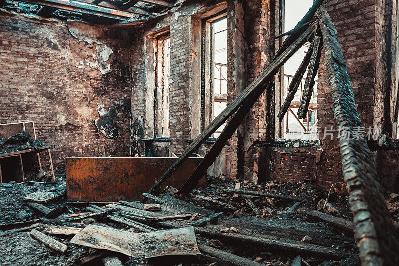 烧毁的砖房内部和烧毁的家具，烧毁后的建筑房间