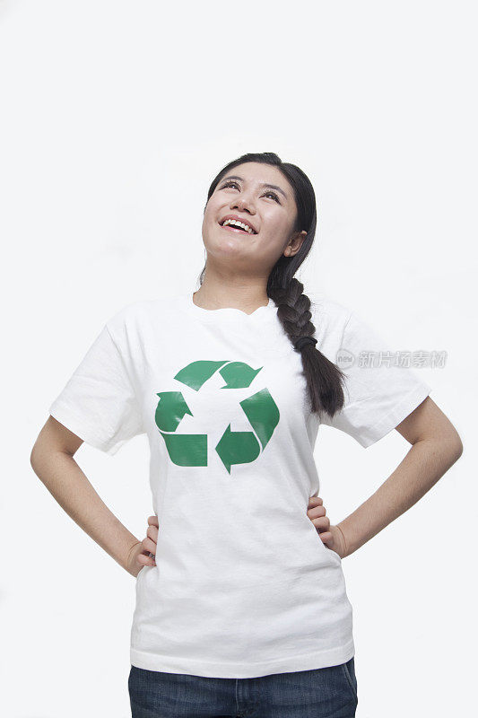 中国妇女的t恤上有回收标志