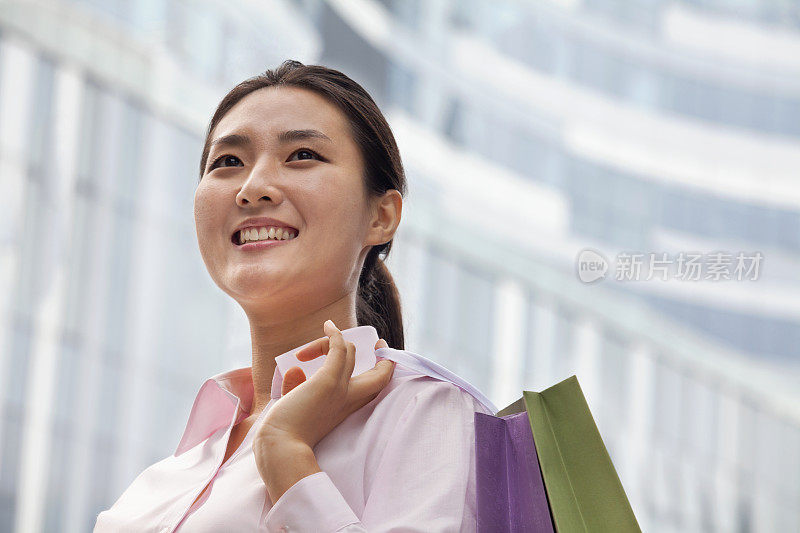 拎着购物袋的中国女商人