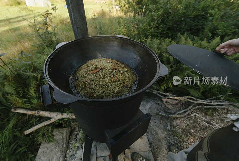 煮肉饭的大锅在火上