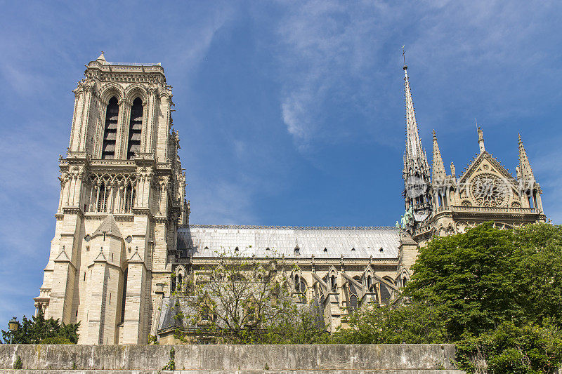 从塞纳河上俯瞰巴黎圣母院，法国巴黎。