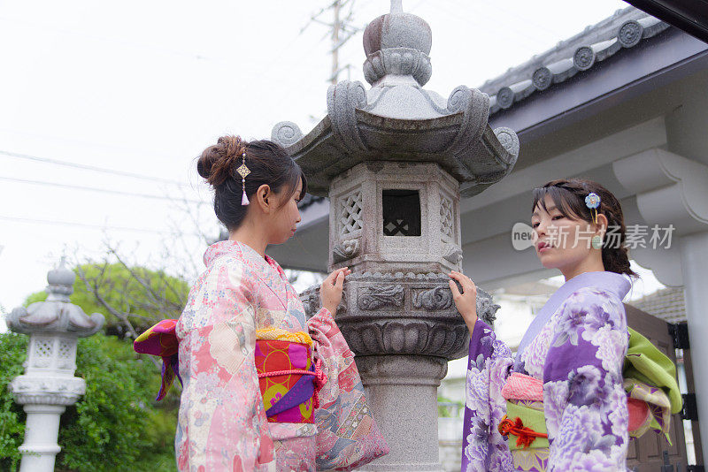 日本妇女穿着和服，朝拜