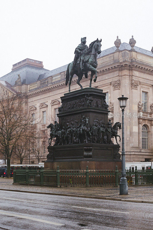 德国柏林，一个多雾的冬天，弗雷德里克大帝的雕像
