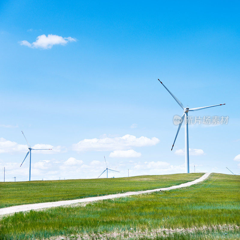 乡村公路和草原上的风力涡轮机