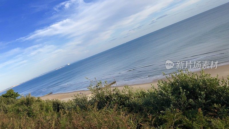 伯恩茅斯海滩海岸线，沙子，太阳和大海的空中悬崖顶部图像