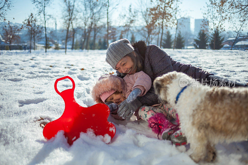 奶奶和孙女在雪地上玩