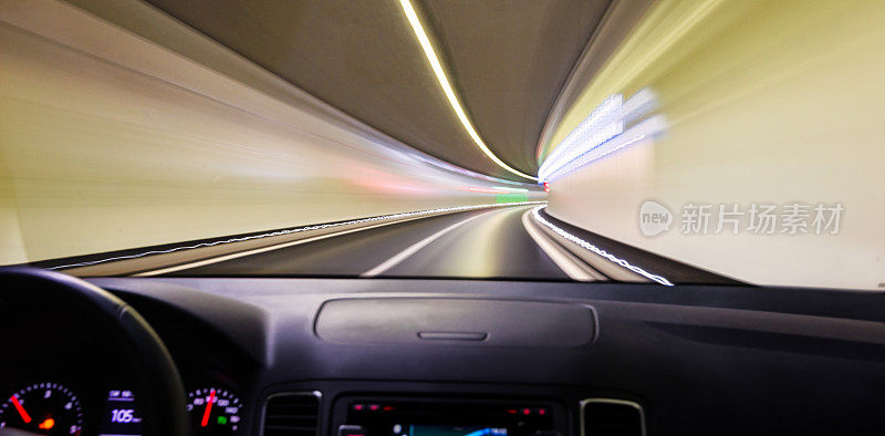 在公路隧道内高速驾驶汽车