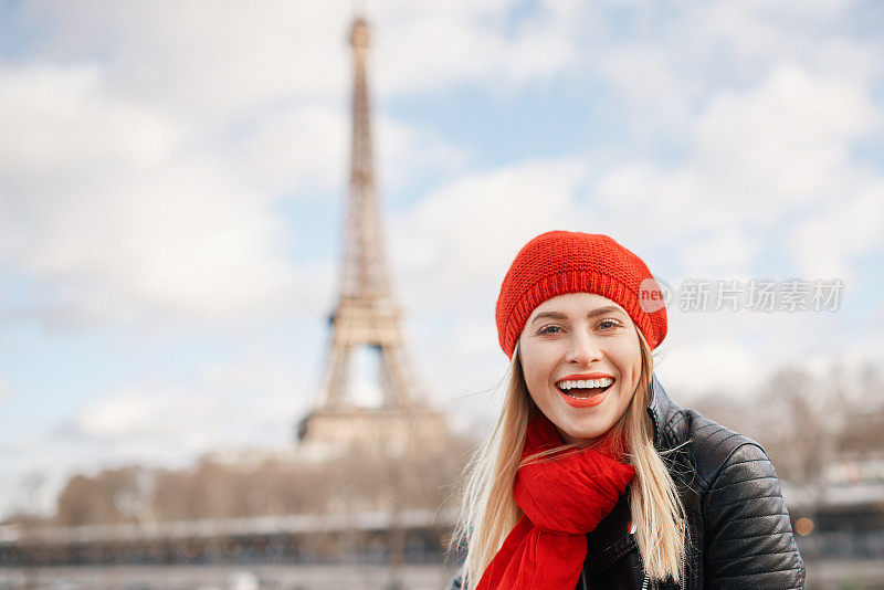 巴黎女游客