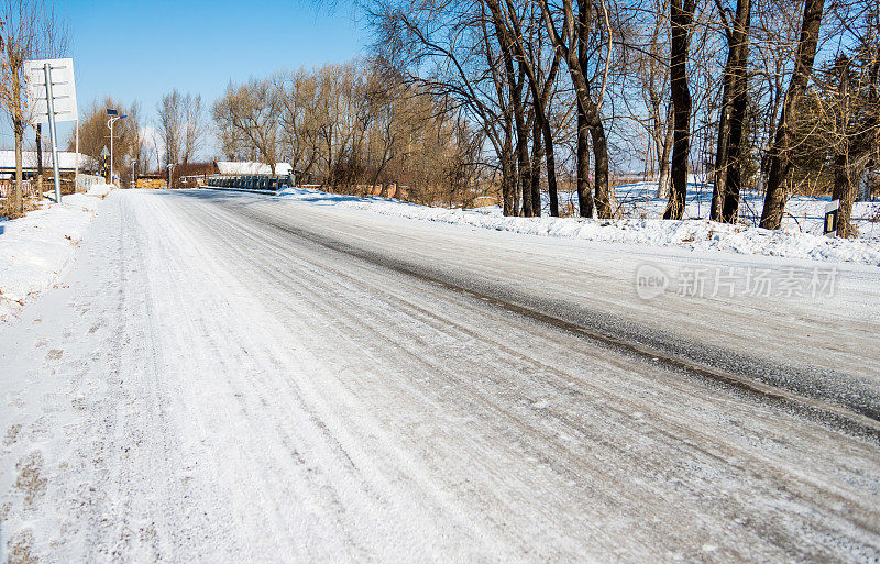 轮胎在雪地上留下痕迹