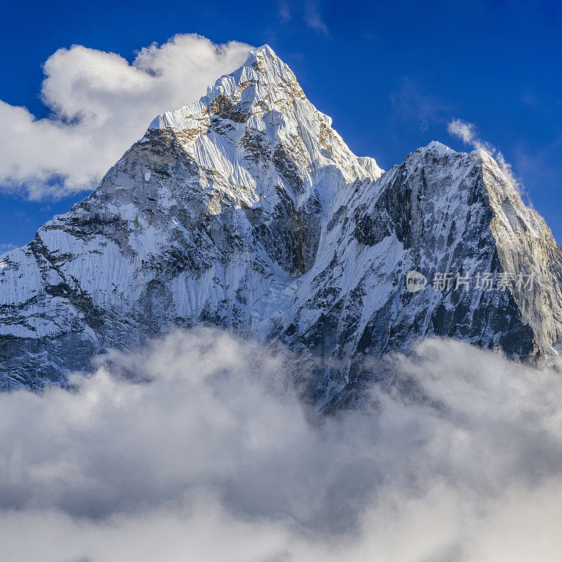 尼泊尔喜马拉雅山上美丽的阿玛达布拉姆山全景图