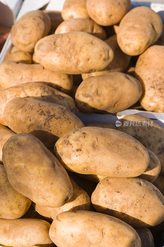 在农贸市场展出的新鲜土豆