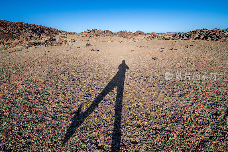 西班牙特内里费岛的泰德国家公园里的人的影子