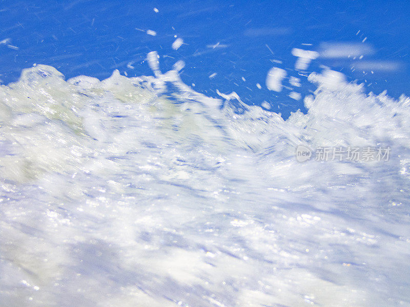 在一个阳光明媚的日子里，海浪拍打着摄像机