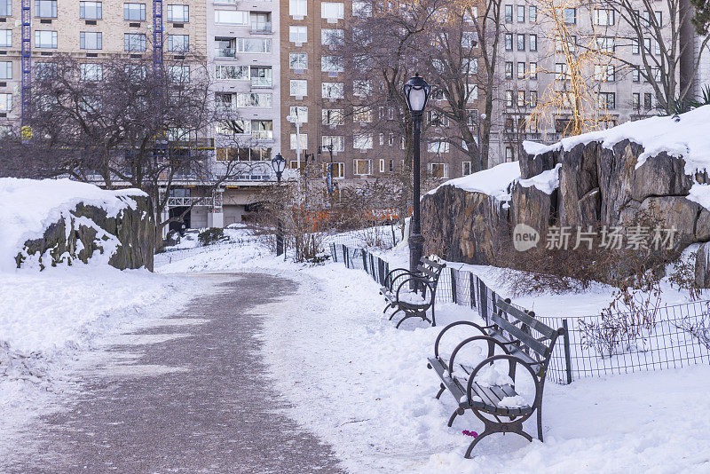 在一个寒冷的冬天，在美国纽约市曼哈顿市中心，从一个白雪覆盖的中央公园看到的城市景观。