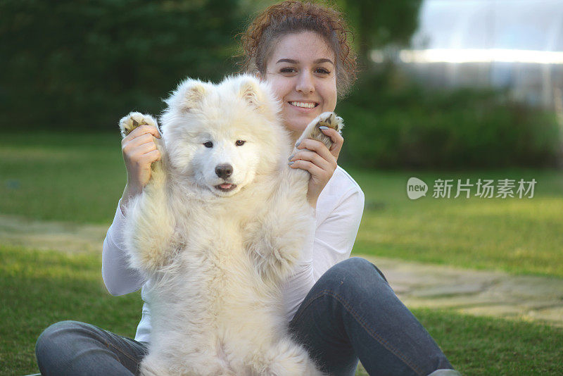 女人和萨摩耶狗(夏天)