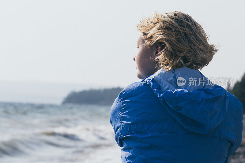 少年观看海浪撞击