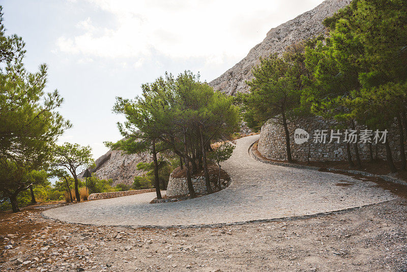 通往圣托里尼岛古锡拉岛的蜿蜒之路