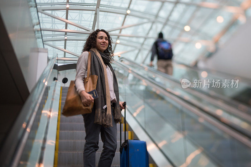 年轻女子独自在机场旅行