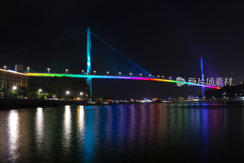白钗桥夜光粼粼，连接两个半岛的汉盖